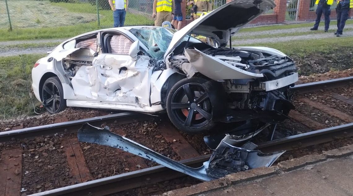 Porsche zmiecione przez pociąg na przejeździe kolejowym. 69-letni kierowca trafił do szpitala