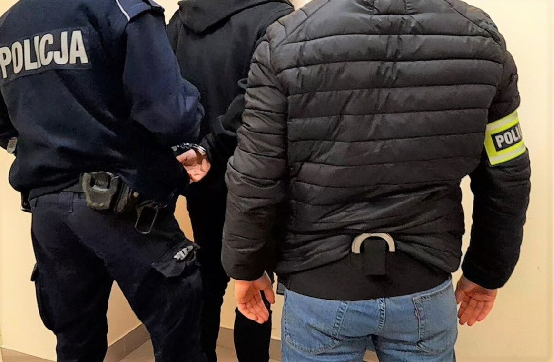 Porysował scyzorykiem dziesięć samochodów. Gdy przyjechała policja wandal ukrył się na strychu Porysował scyzorykiem dziesięć samochodów. Gdy przyjechała policja wandal ukrył się na strychu