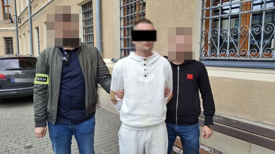 Porzucił auto na skrzyżowaniu i poszedł boso kraść paliwo w wiaderko. Miał dwa promile i dożywotni zakaz Porzucił auto na skrzyżowaniu i poszedł boso kraść paliwo w wiaderko. Miał dwa promile i dożywotni zakaz