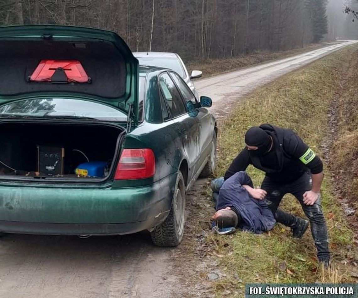 Pościg i zatrzymanie na polnej drodze. Policjanci wyciągnęli z auta ściganego listem gończym dilera