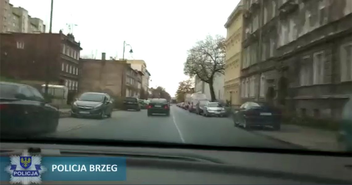 Pościg ulicami miasta z glebą w finale. Kierowca miał amfetaminę i cofnięte uprawnienia. WIDEO