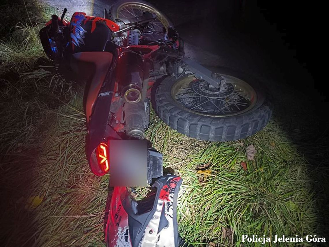 Pościg za motocyklistą zakończony zderzeniem z radiowozem. Miał 10-letni zakaz i cudze tablice