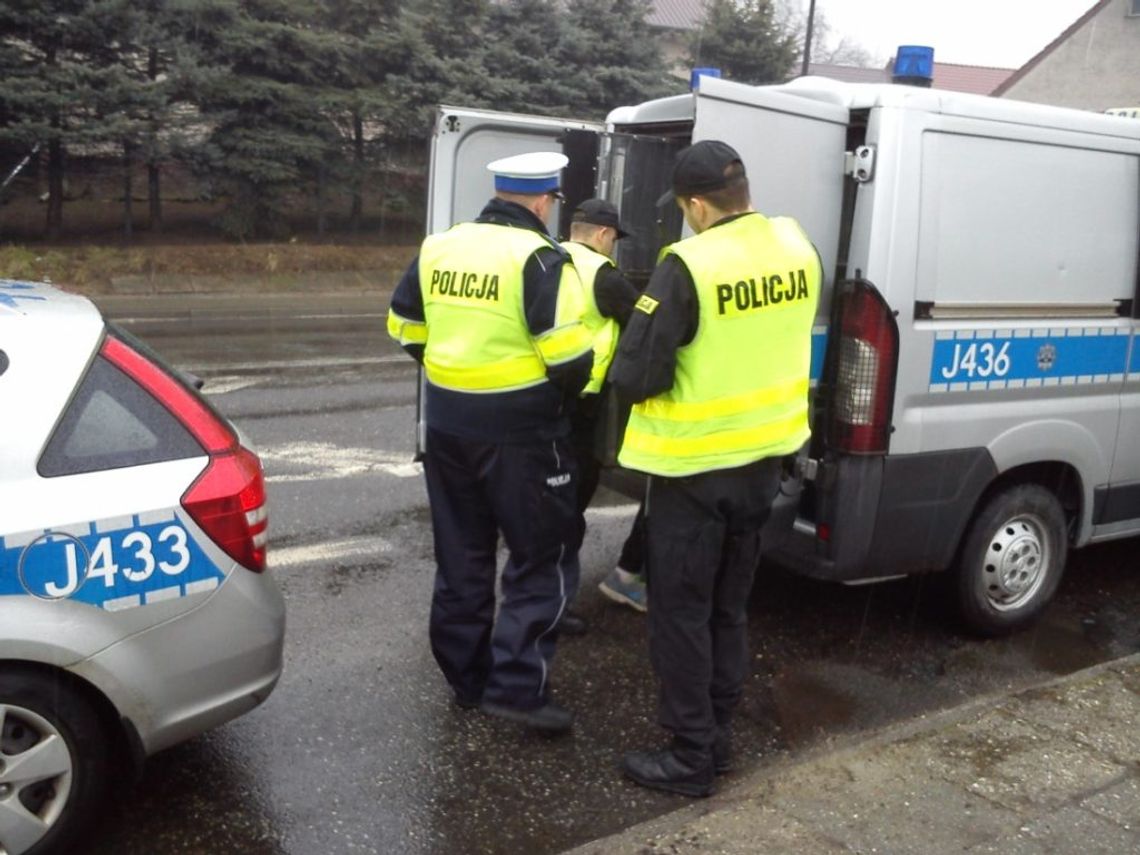 Pościg za pijanym kierowcą tira. Wiózł 40 ton stali, popijając piwo