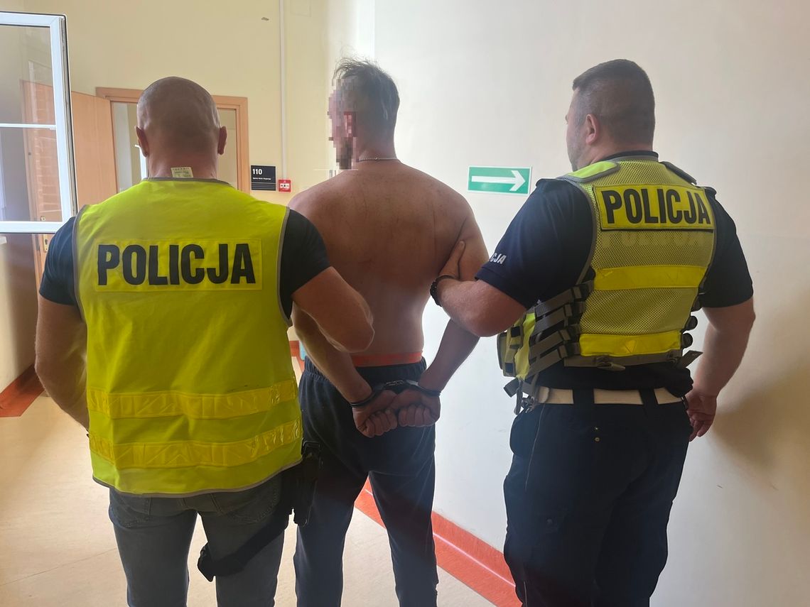 Pościg za poszukiwanym 27-latkiem. Porzucił samochód z dziewczyną w środku i wbiegł do lasu