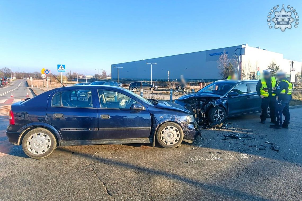 Pościg za uciekinierem z więzienia. Doprowadził do zderzenia czołowego z innym samochodem