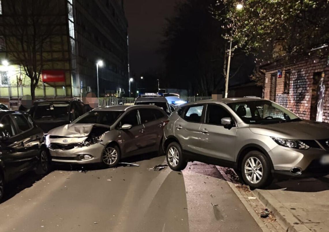 Pościg za złodziejem samochodu w Warszawie. Rozbił wóz, wybiegł i próbował ukryć się w pustostanie