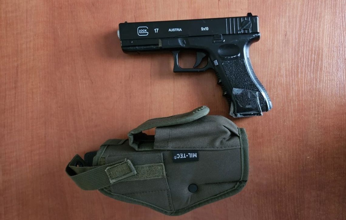 Poszli w nocy do Kolumbijczyków z atrapą pistoletu, powiedzieli, że są z policji i kazali im zapłacić mandat. "Genialny" plan nie wypalił