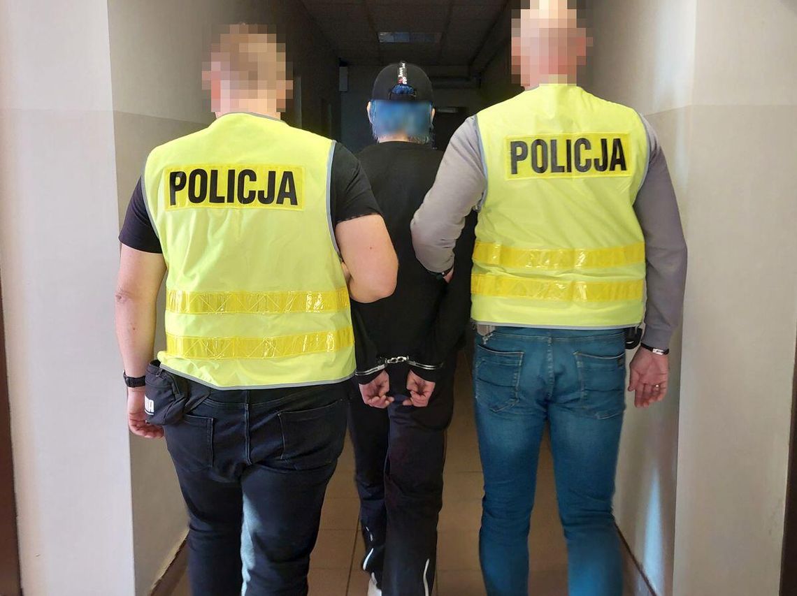 Poszukiwana złodziejka chciała zmylić policjantów. Znaleźli ją w szafie przykrytą płaszczem