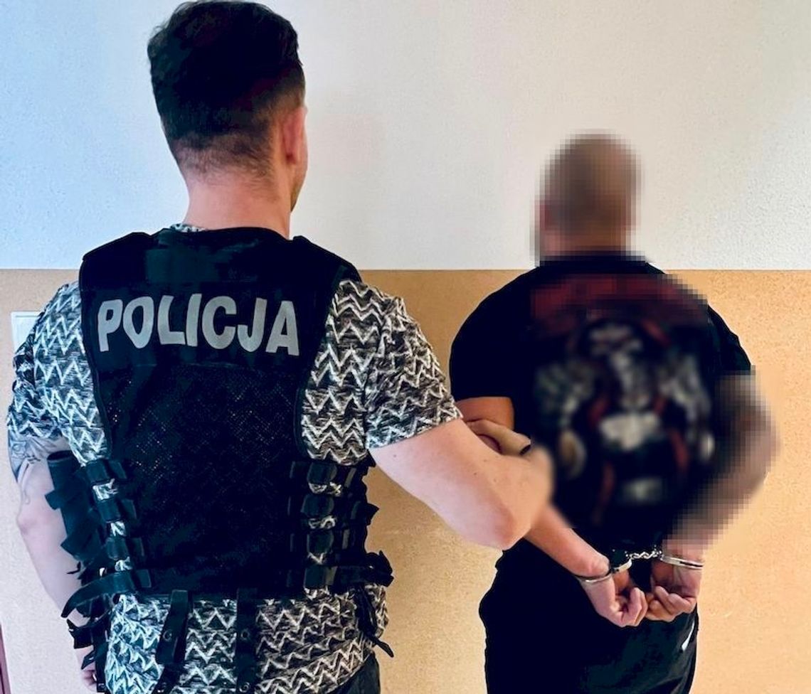 Poszukiwanego nie było w mieszkaniu, ale jego kumpel zdenerwował się na widok policjantów. Po przeszukaniu zawinęli go na komendę