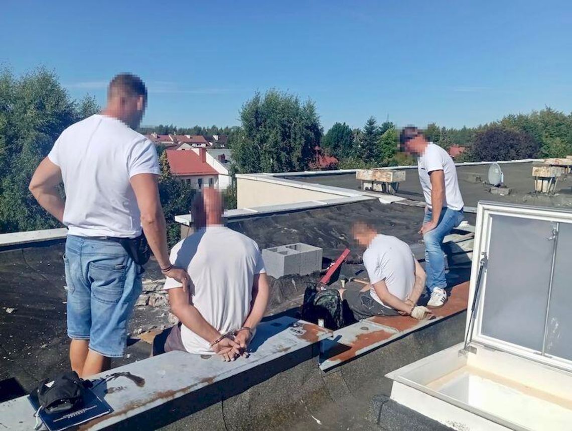 Poszukiwani mężczyźni zatrzymani na dachu budynku. Policjanci przyszli po nich do pracy