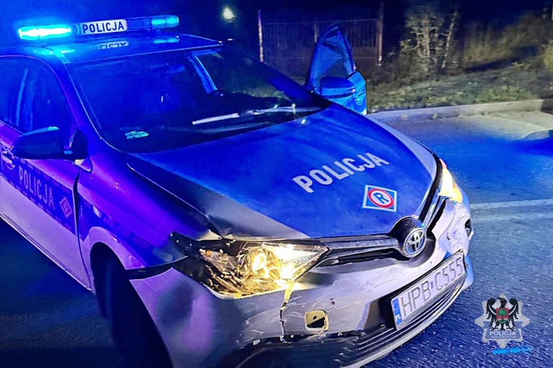 Poszukiwany 17-latek uciekał kradzionym autem. Próbował potrącić policjanta na blokadzie [FOTO]