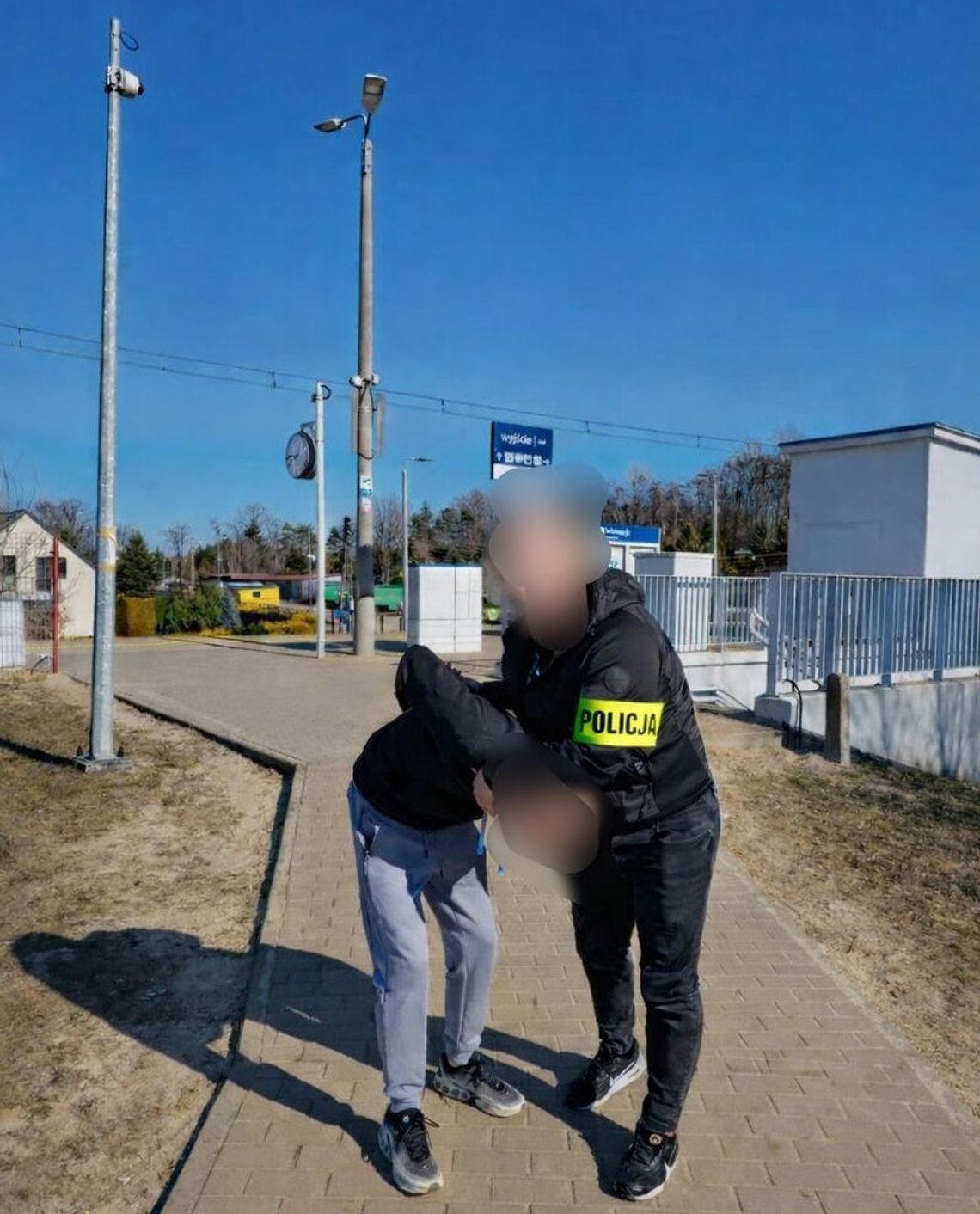 Poszukiwany 21-latek zatrzymany na dworcu. Wpadł, bo partnerka była za głośna