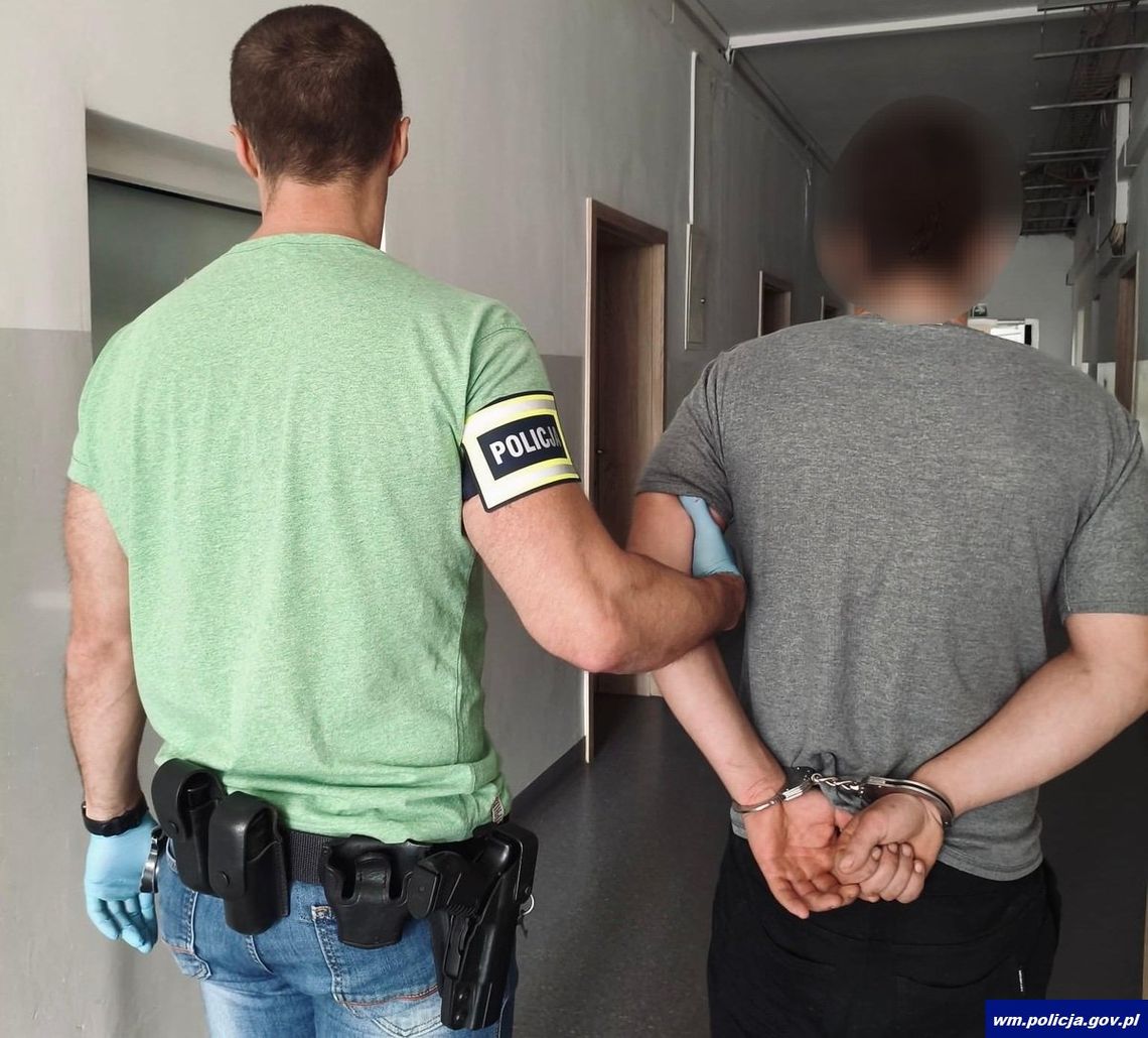 Poszukiwany 22-latek złapany na kradzieży flaszki obiecywał policjantom "bliki" za wolność