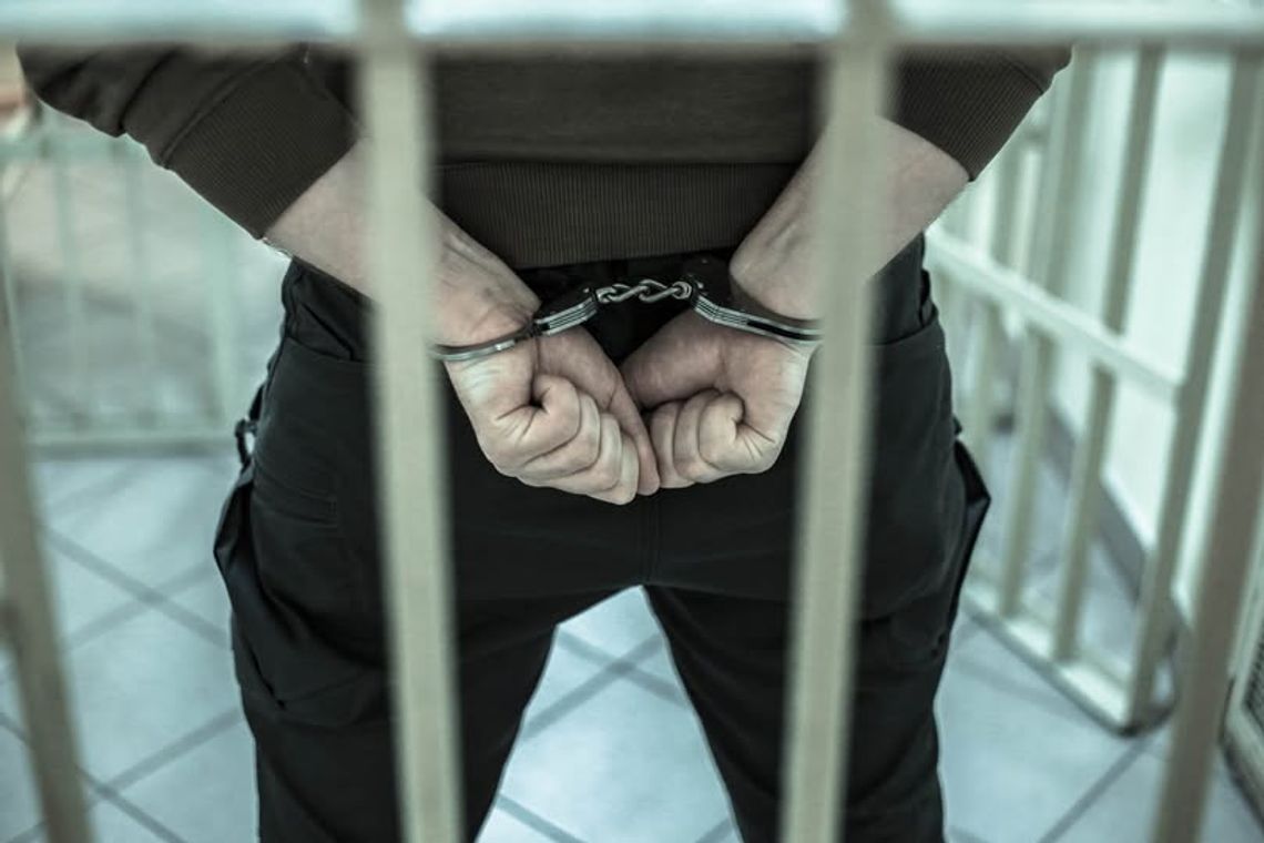 Poszukiwany 23-latek zabarykadował się w altance. Rzucał w policjantów kamieniami Poszukiwany 23-latek zabarykadował się w altance. Rzucał w policjantów kamieniami