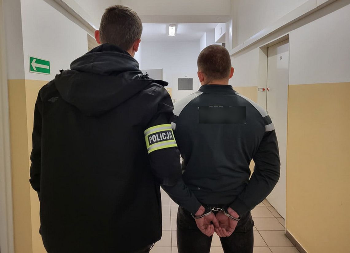 Poszukiwany 25-latek zatrzymany w centrum miasta. Odpowie za narkotyki i jazdę bez uprawnień