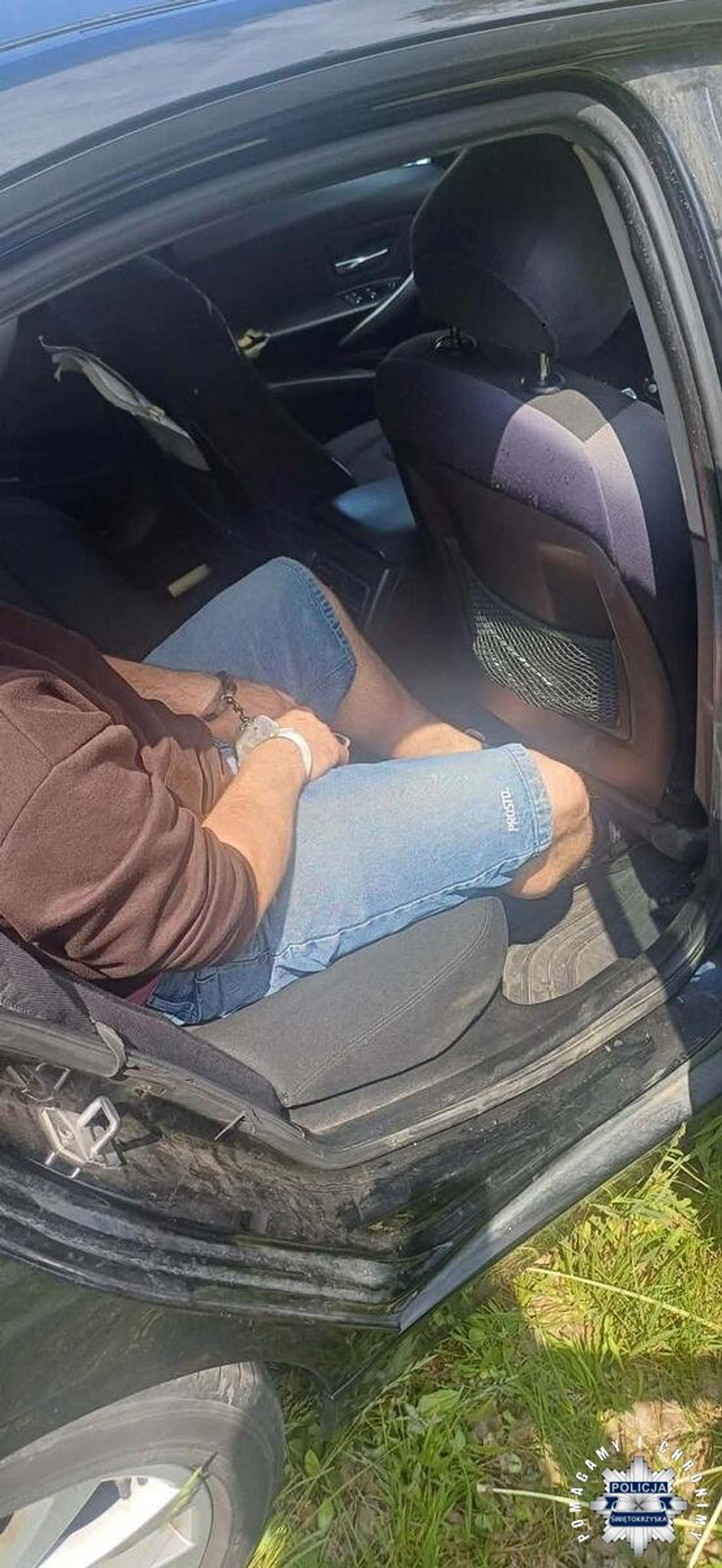 Poszukiwany 31-latek wpadł, bo przekroczył prędkość. W bagażniku policjanci znaleźli marihuanę