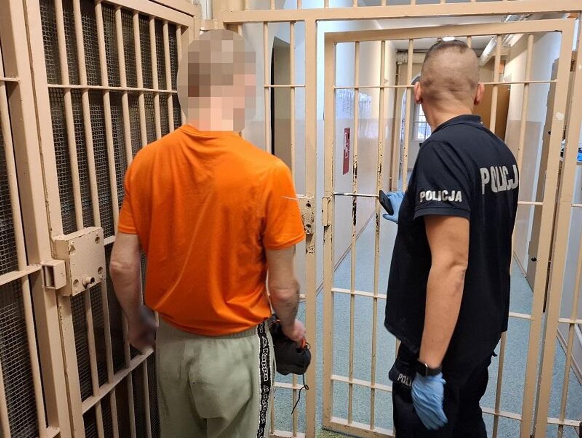 Poszukiwany 32-latek ukrywał się w mieszkaniu partnerki. Znaleźli go skulonego w szafie z ubraniami Poszukiwany 32-latek ukrywał się w mieszkaniu partnerki. Znaleźli go skulonego w szafie z ubraniami