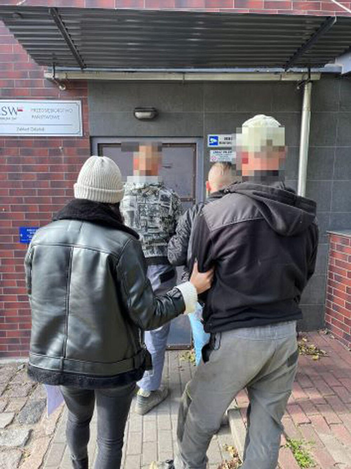 Poszukiwany 38-latek schował się przed policją w przenośnej toalecie i udawał, że zajęte