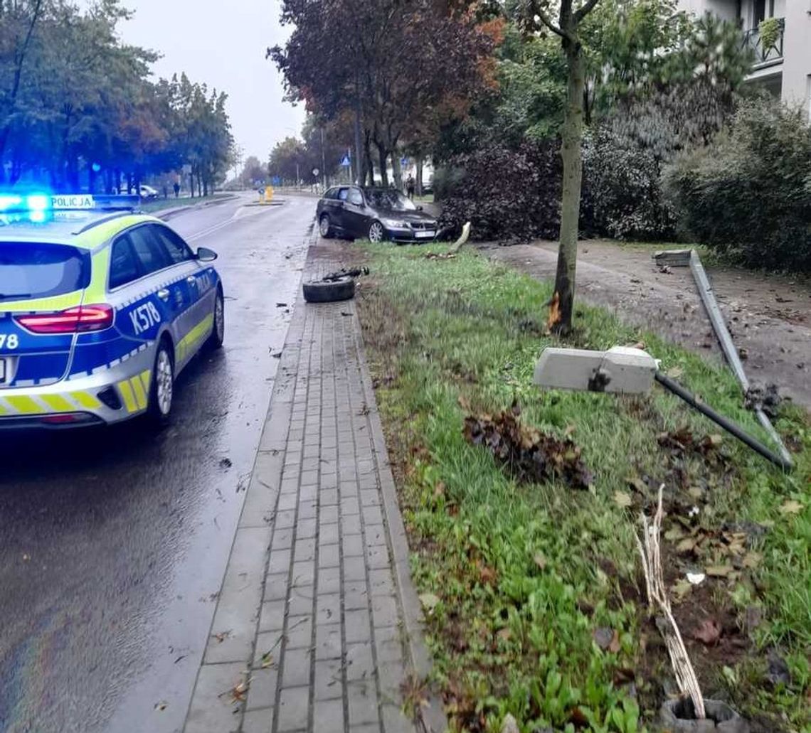 Poszukiwany 39-latek robił wszystko, żeby zwrócić na siebie uwagę policji. Udało się, gdy po pijaku skosił beemką latarnię