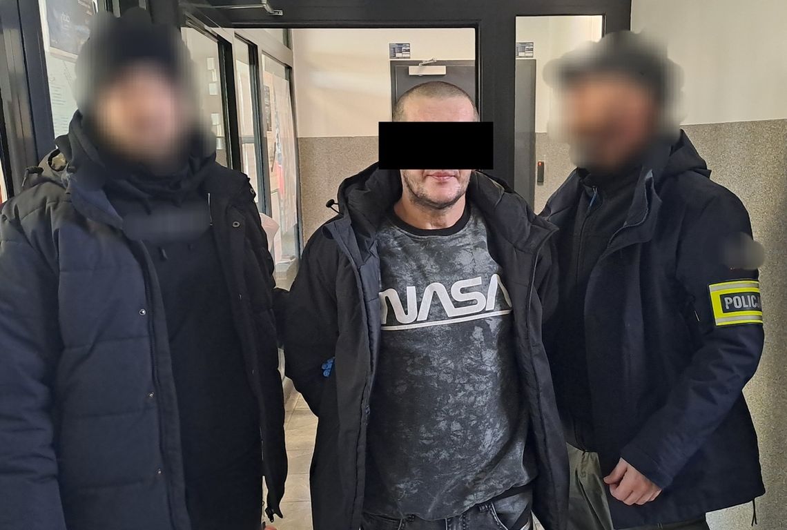 Poszukiwany 44-latek wpadł na własne życzenie. Palił na przystanku, dookoła walały się puszki Poszukiwany 44-latek wpadł na własne życzenie. Palił na przystanku, dookoła walały się puszki