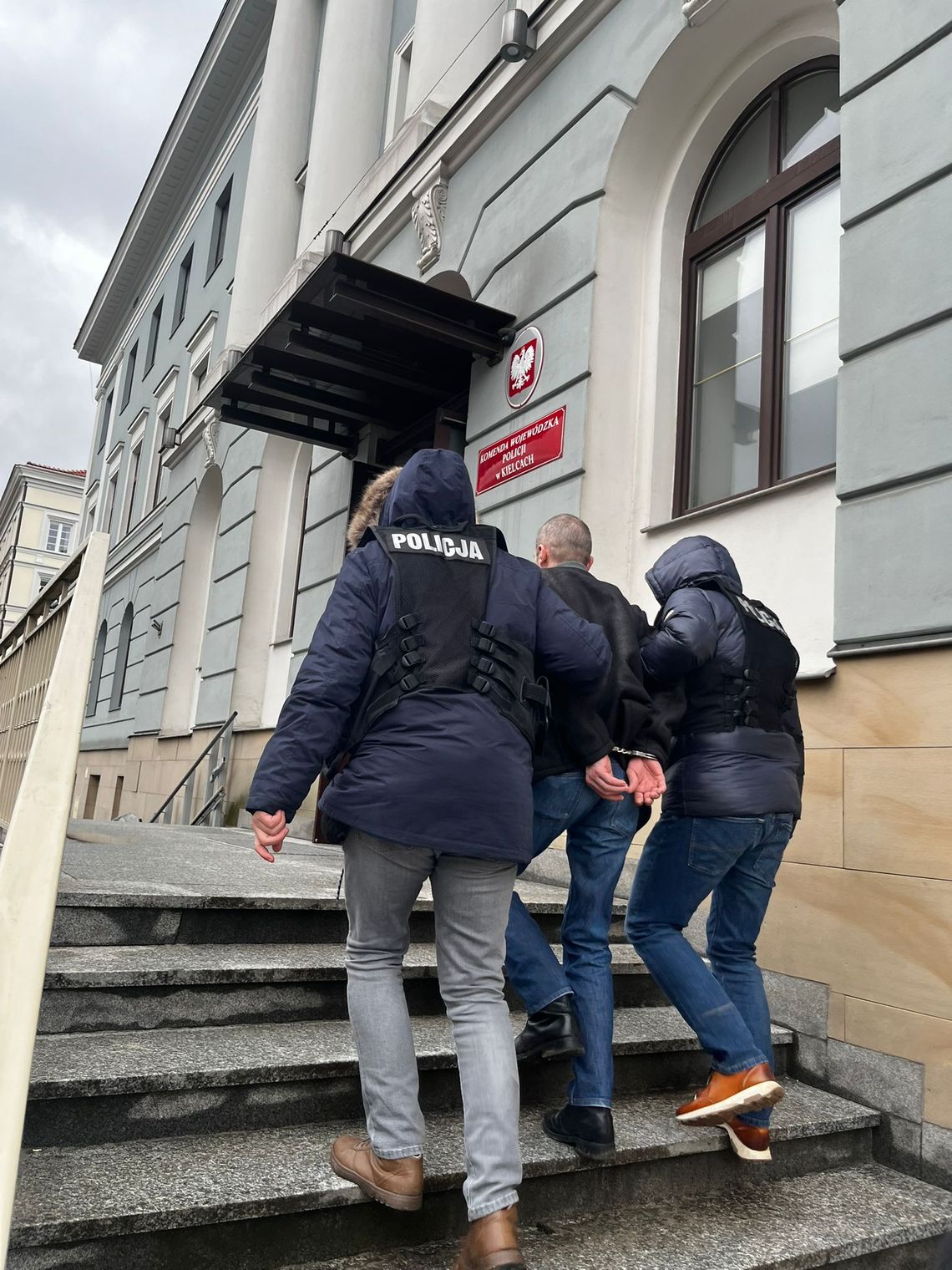 Poszukiwany 45-latek chciał uciec z kraju, ale się nie udało. Trafił do więzienia na 6 lat Poszukiwany 45-latek chciał uciec z kraju, ale się nie udało. Trafił do więzienia na 6 lat