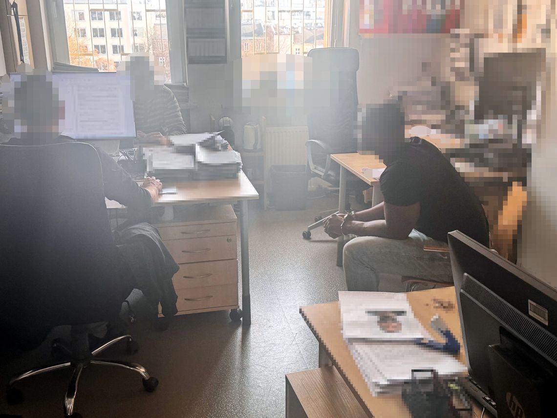 Poszukiwany Brytyjczyk zatrzymany na dworcu. Na widok policjantów rzucił walizki i zaczął uciekać