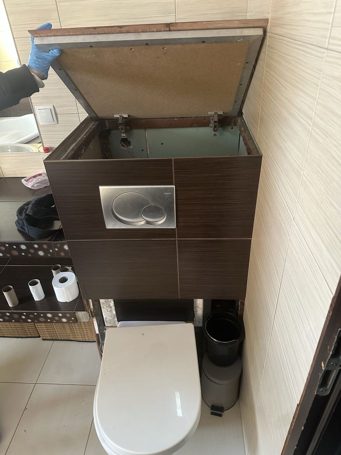 Poszukiwany chciał ukryć się przed policjantami w spłuczce. Zgubiła go wystająca stopa Poszukiwany chciał ukryć się przed policjantami w spłuczce. Zgubiła go wystająca stopa