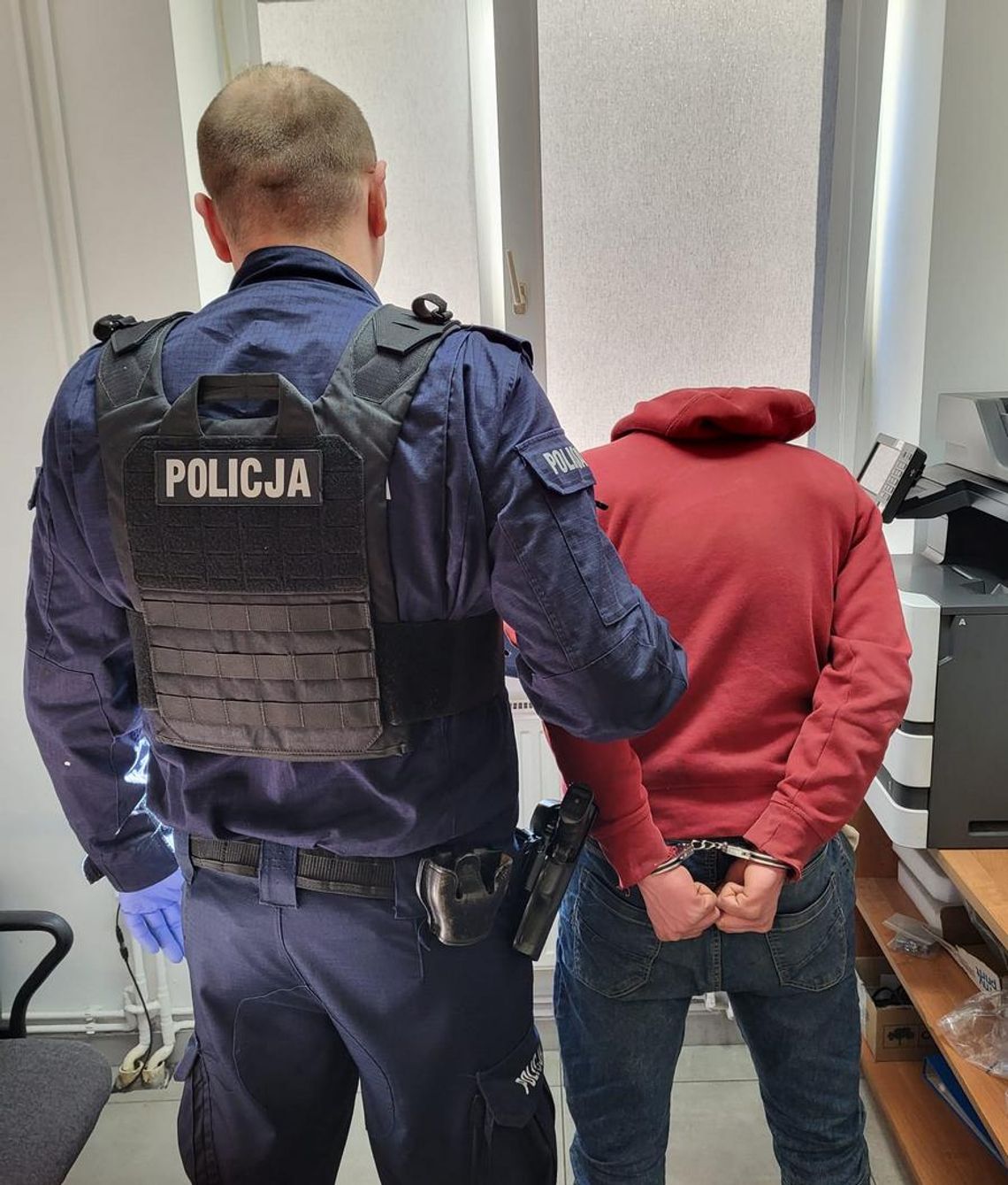 Poszukiwany diler desperacko chciał uniknąć więzienia. Znaleźli go ukrytego pod kołdrą na poddaszu