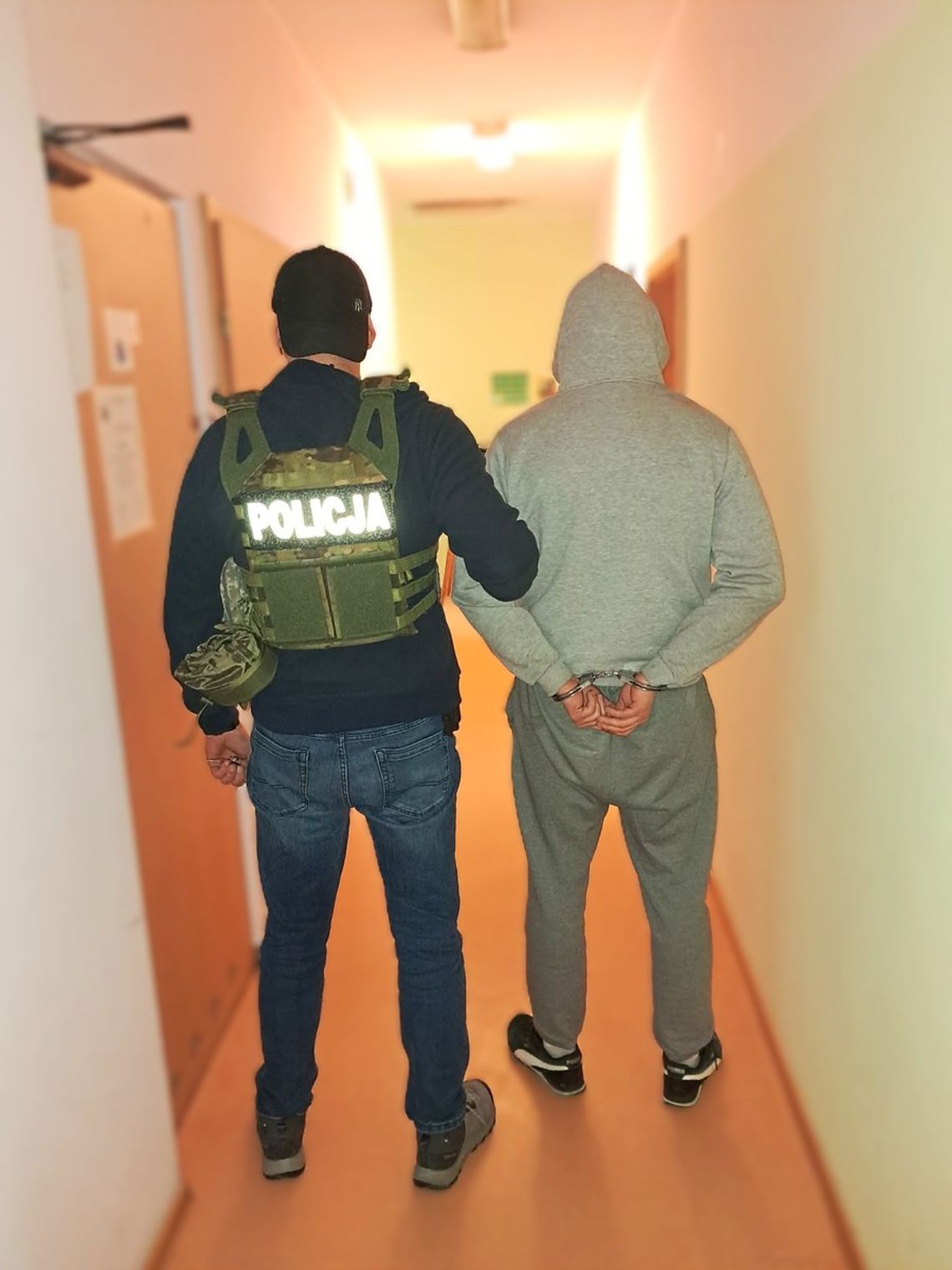 Poszukiwany diler miał cztery lata do odsiadki. Policjanci znaleźli go ukrytego w kanale garażowym Poszukiwany diler miał cztery lata do odsiadki. Policjanci znaleźli go ukrytego w kanale garażowym