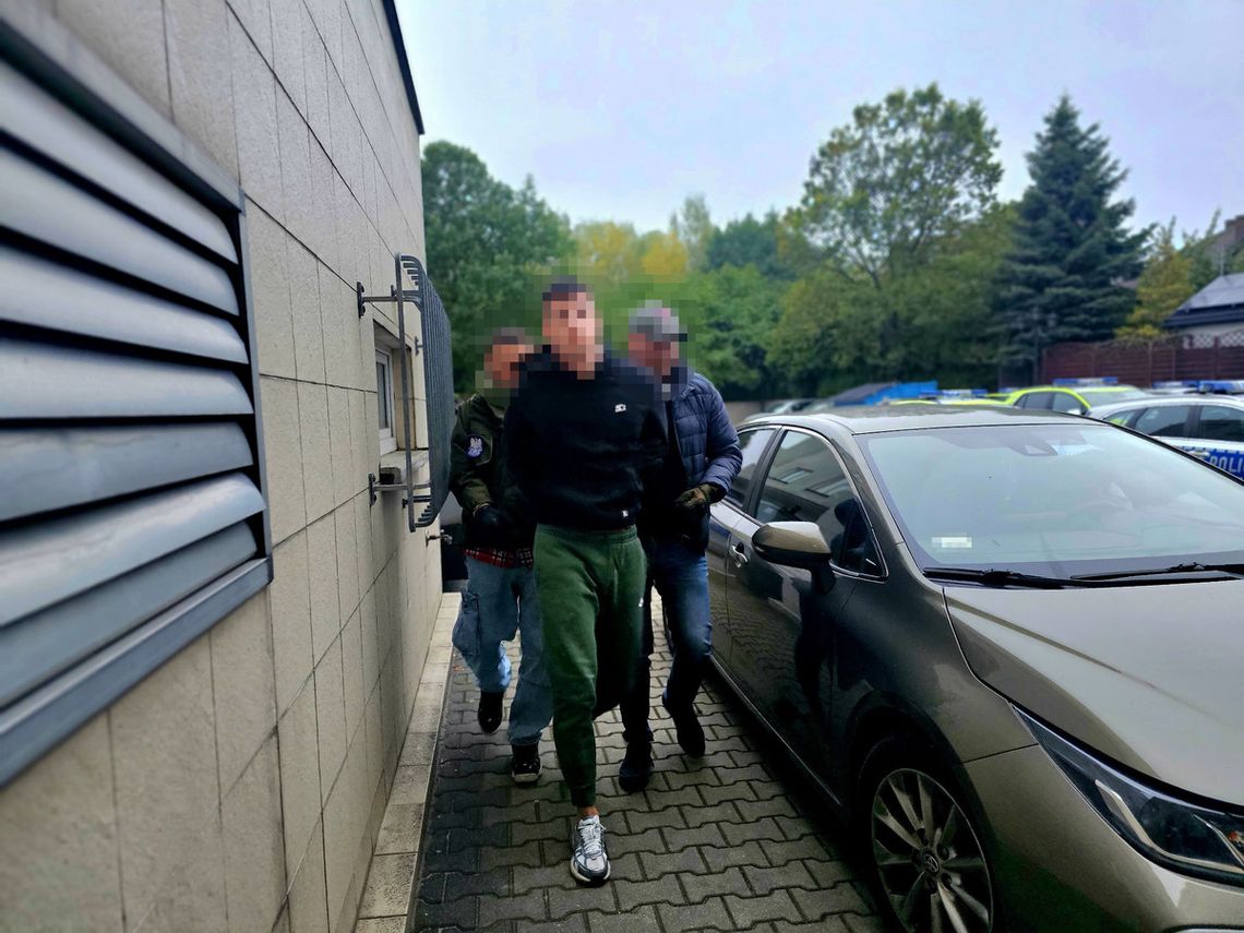 Poszukiwany diler zamknął drzwi i udawał, że go nie ma. Wymiękł, gdy na miejsce dotarli strażacy