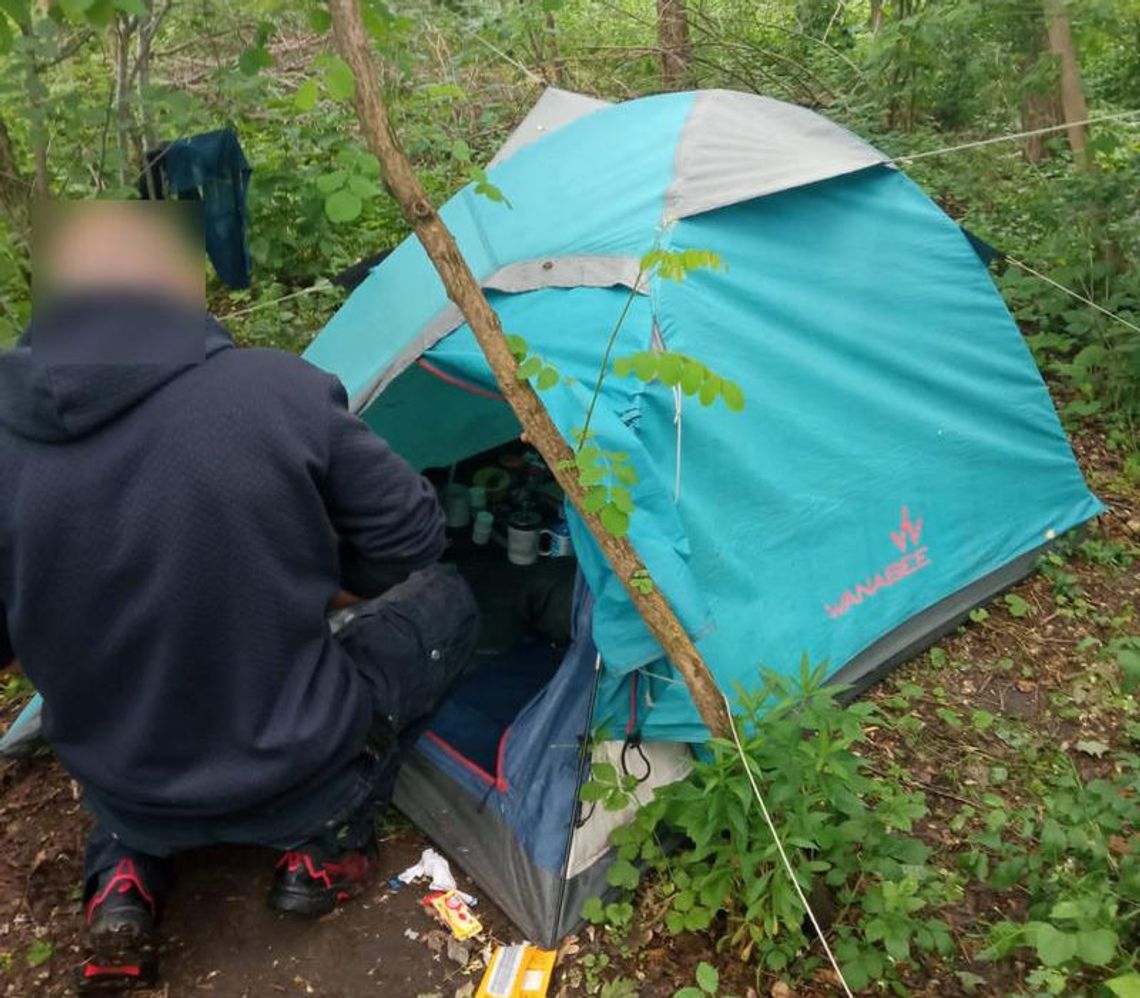 Poszukiwany listem gończym alimenciarz ukrywał się w namiocie nad rzeką