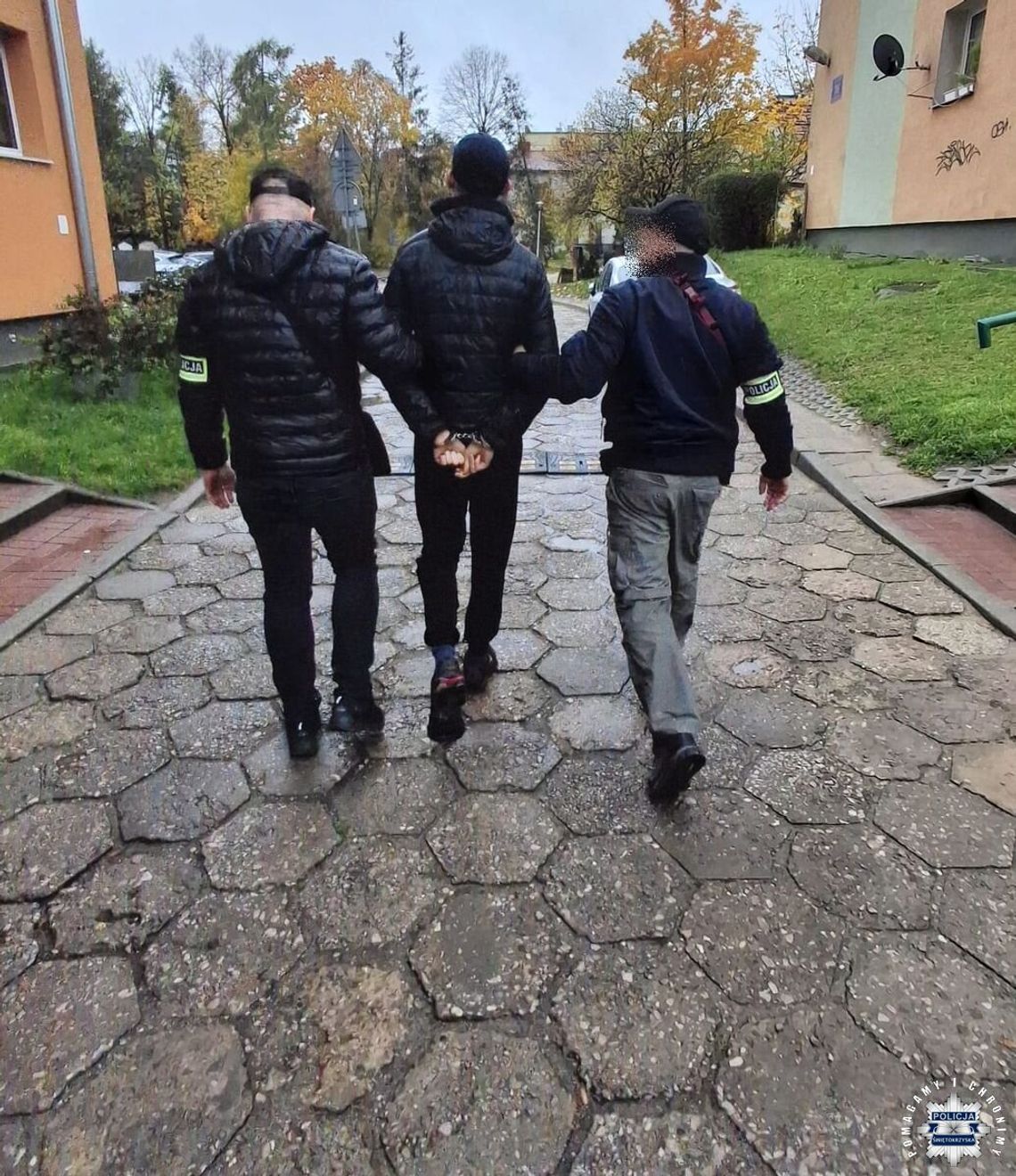 Poszukiwany listem gończym odwiedził matkę. W mieszkaniu zatrzymali go policjanci Poszukiwany listem gończym odwiedził matkę. W mieszkaniu zatrzymali go policjanci