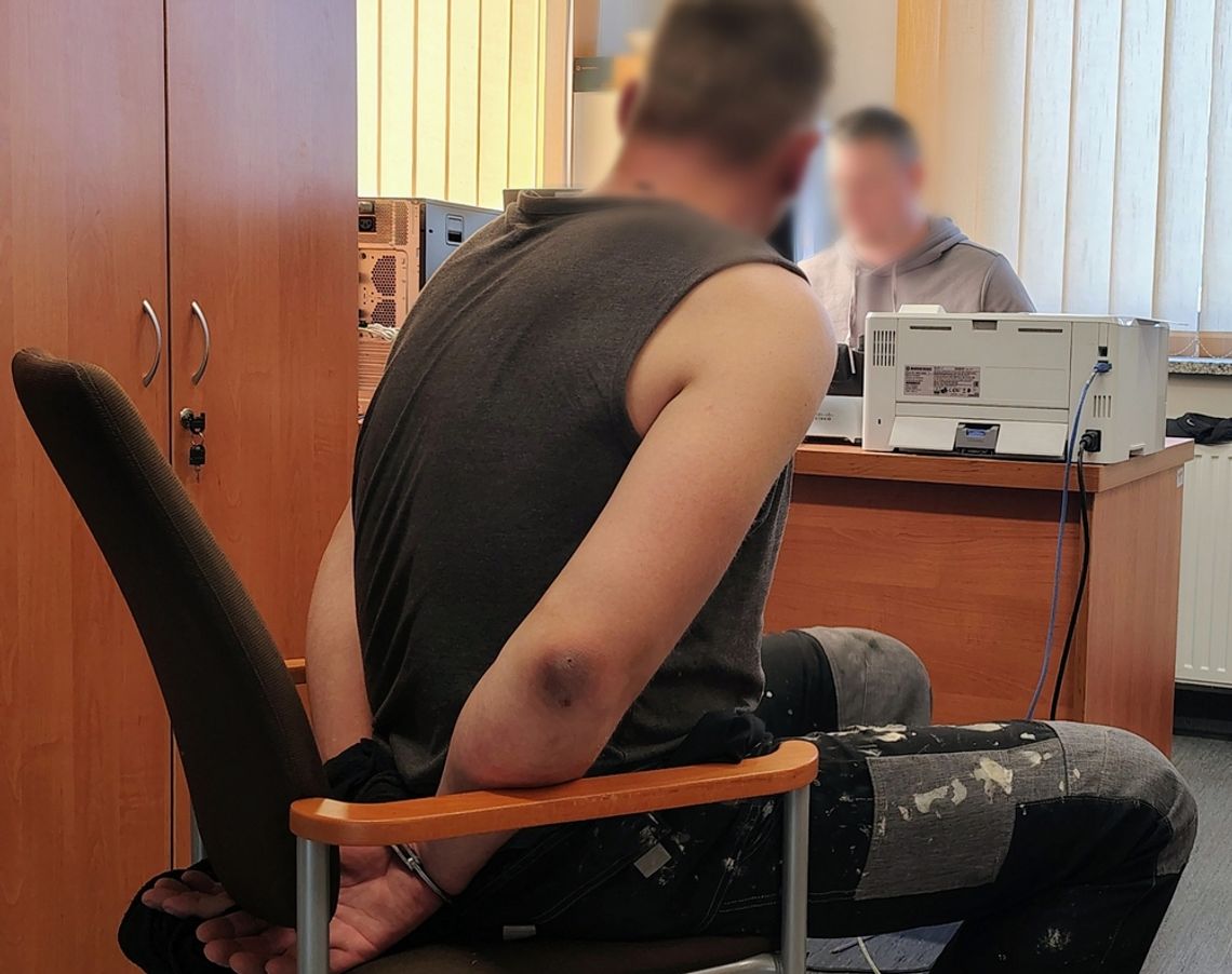 Poszukiwany listem gończym schronił się u babci. Wpadł pod domem z narkotykami w kieszeni