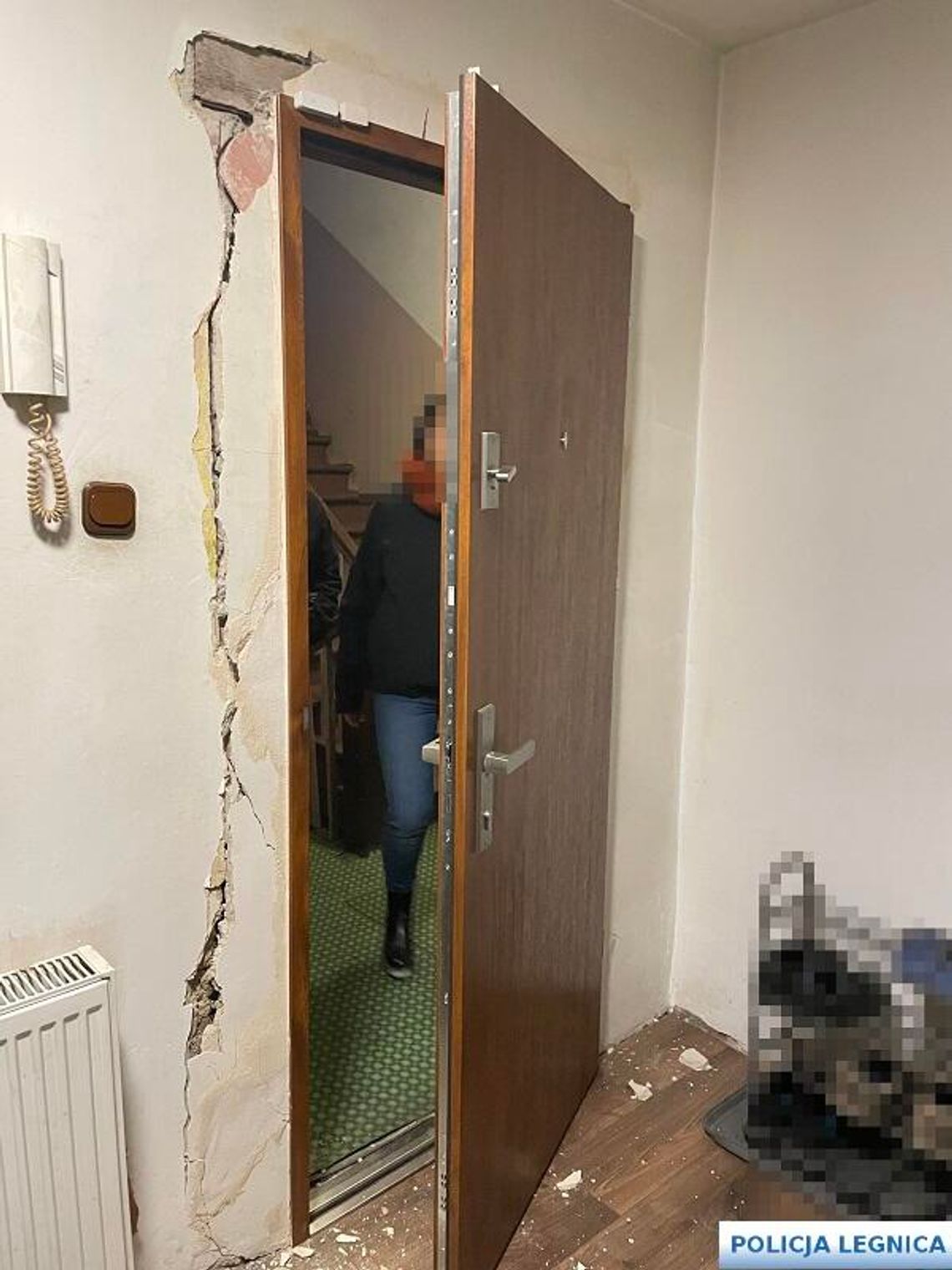 Poszukiwany mężczyzna nie chciał otworzyć drzwi. Policjanci musieli wejść siłą