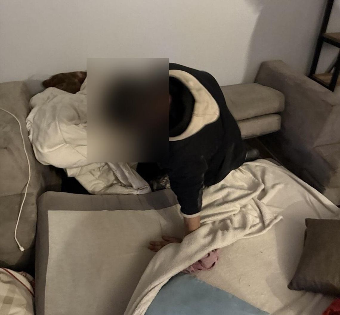 Poszukiwany mężczyzna schował się przed policjantami w kanapie. Wystawały tylko nogi Poszukiwany mężczyzna schował się przed policjantami w kanapie. Wystawały tylko nogi