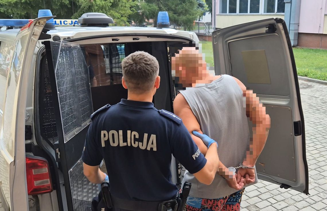 Poszukiwany mężczyzna wpadł, bo głośno słuchał muzyki nad jeziorem. Został zabrany do więzienia Poszukiwany mężczyzna wpadł, bo głośno słuchał muzyki nad jeziorem. Został zabrany do więzienia