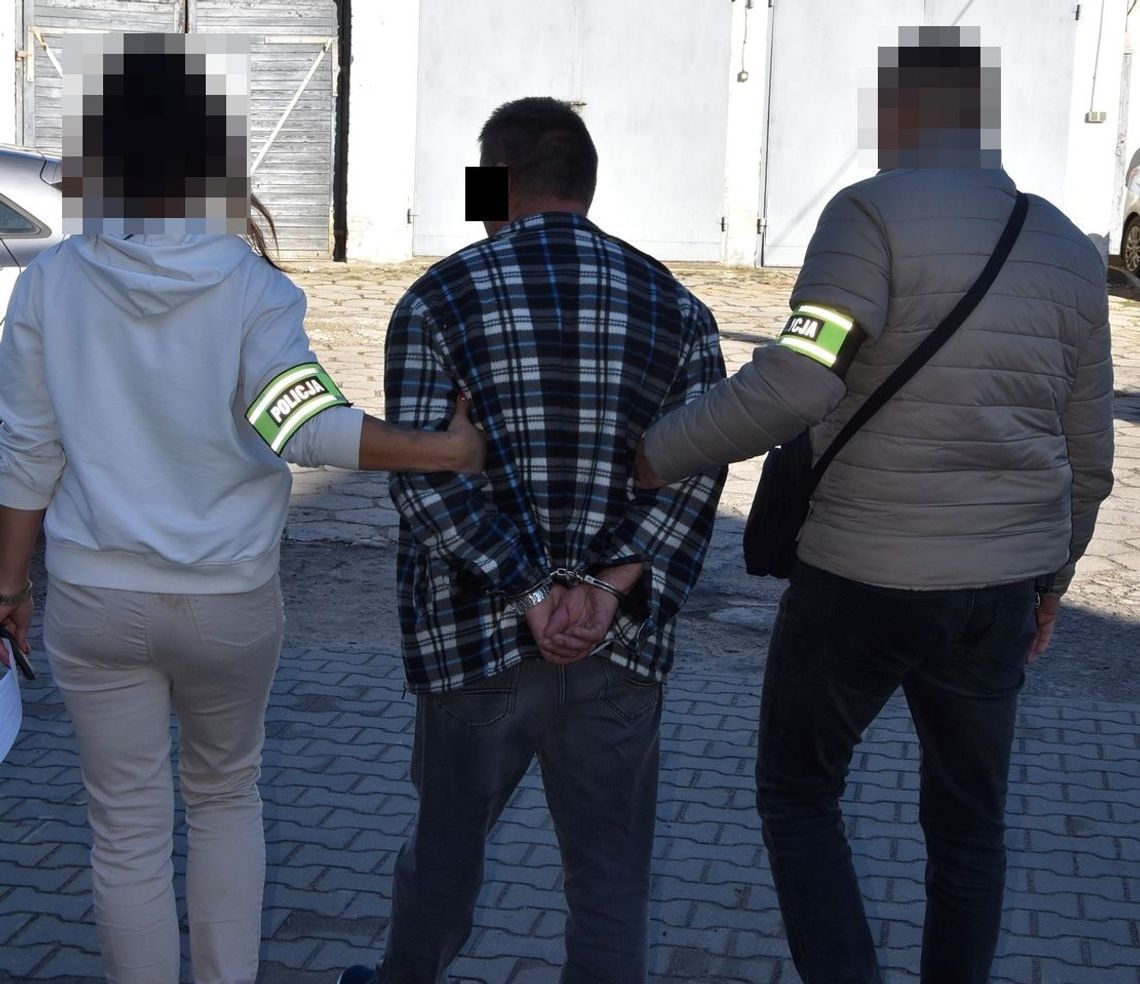 Poszukiwany miał plan na wypadek przyjazdu policji. Biegł na strych i wchodził pod podłogę. Tam go znaleźli Poszukiwany miał plan na wypadek przyjazdu policji. Biegł na strych i wchodził pod podłogę. Tam go znaleźli