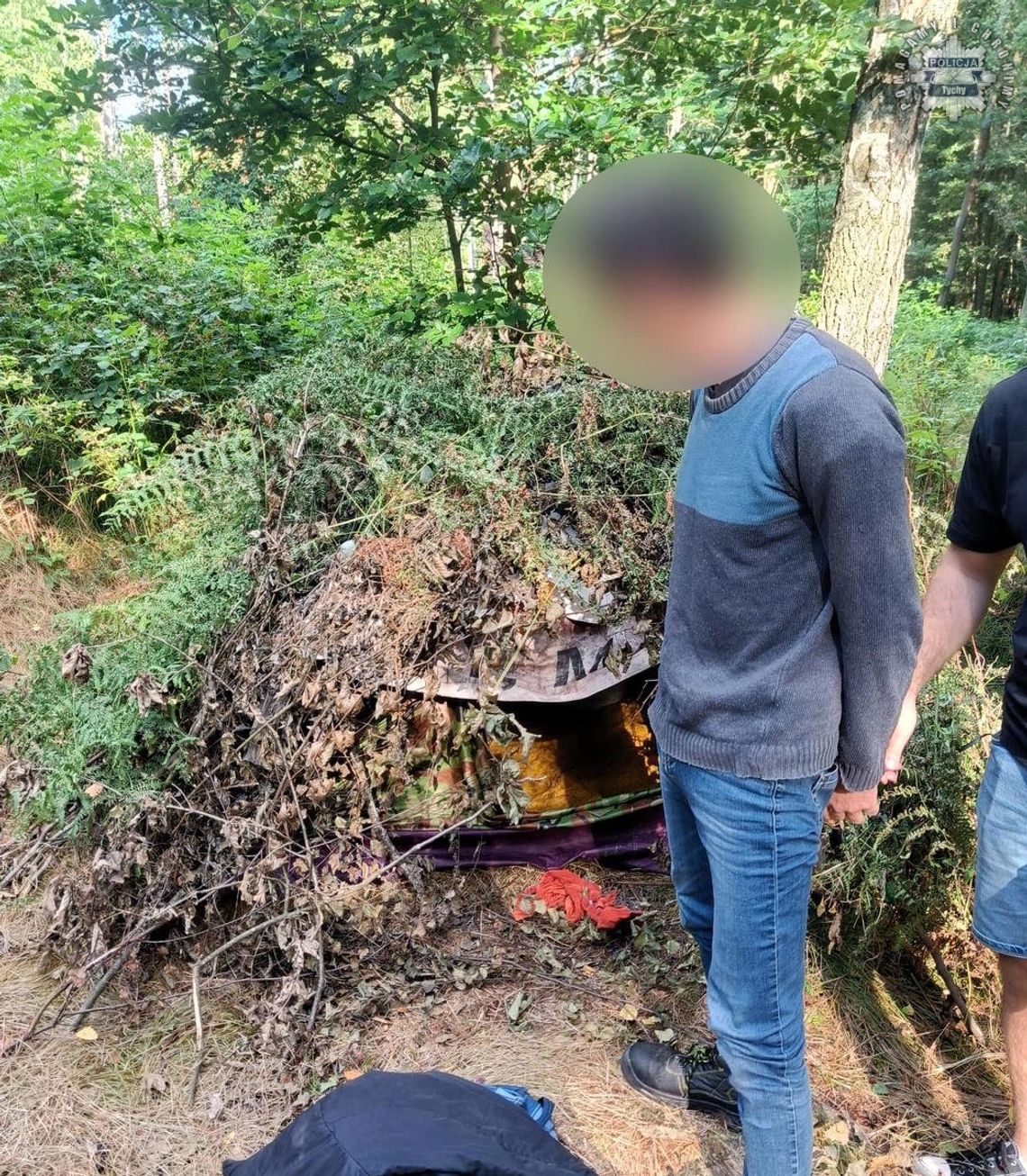 Poszukiwany mieszkał w szałasie zamaskowanym chrustem i paprociami. Ukrywał się przez kilka miesięcy Poszukiwany mieszkał w szałasie zamaskowanym chrustem i paprociami. Ukrywał się przez kilka miesięcy