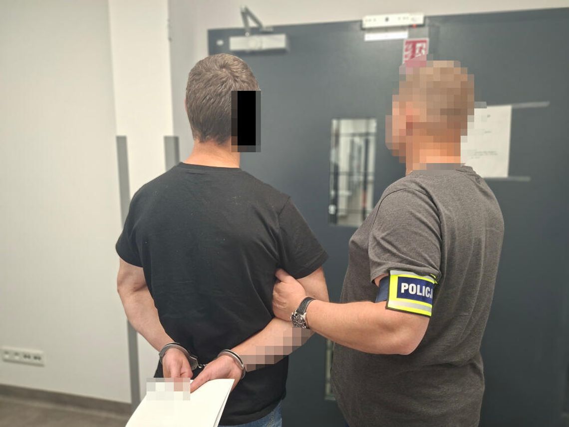 Poszukiwany nożownik zaatakował policjantów i zniszczył radiowóz. 27-latek trafił do aresztu