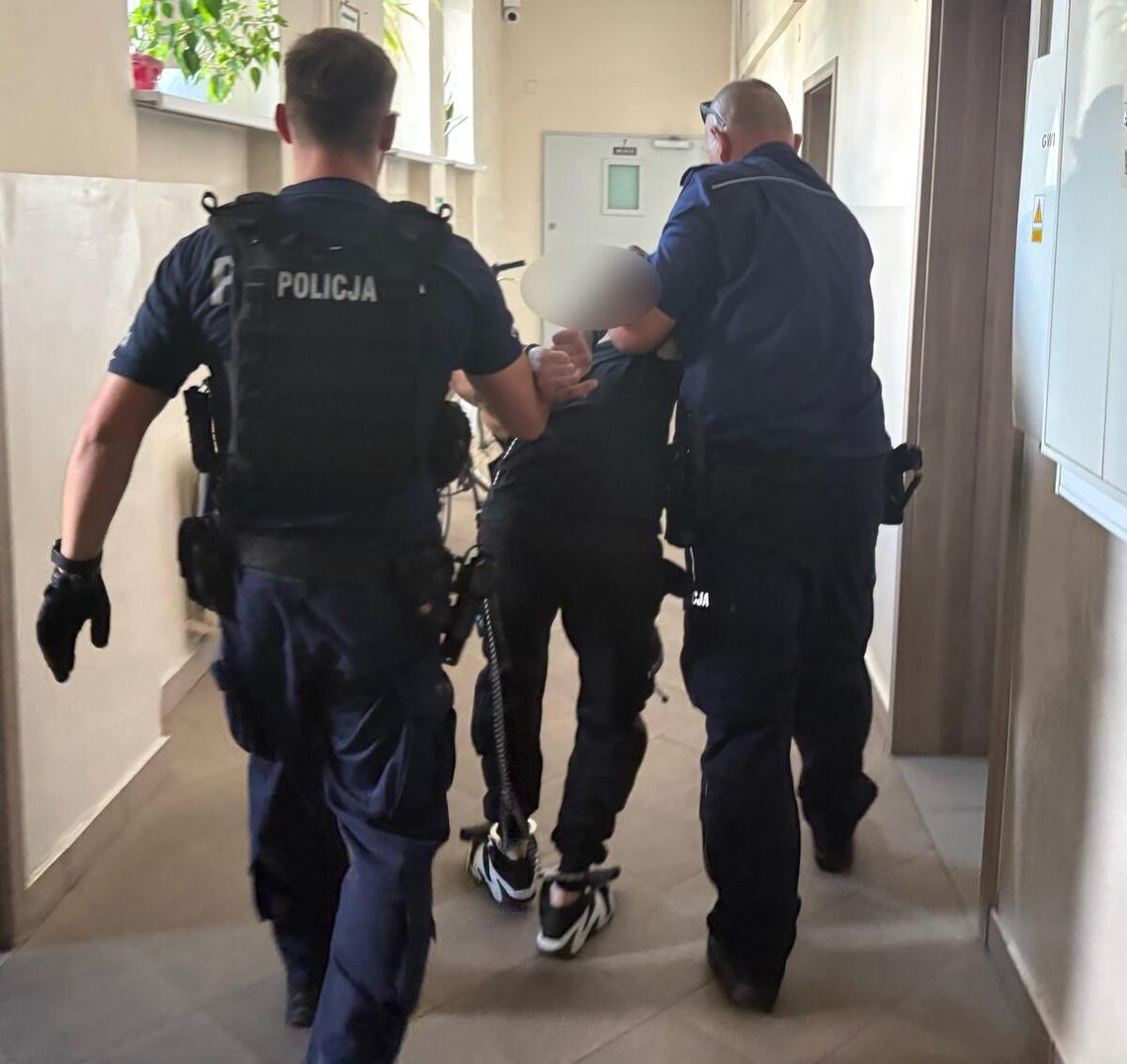 Poszukiwany próbował uciec przez balkon. Chwilę później wycelował w policjanta