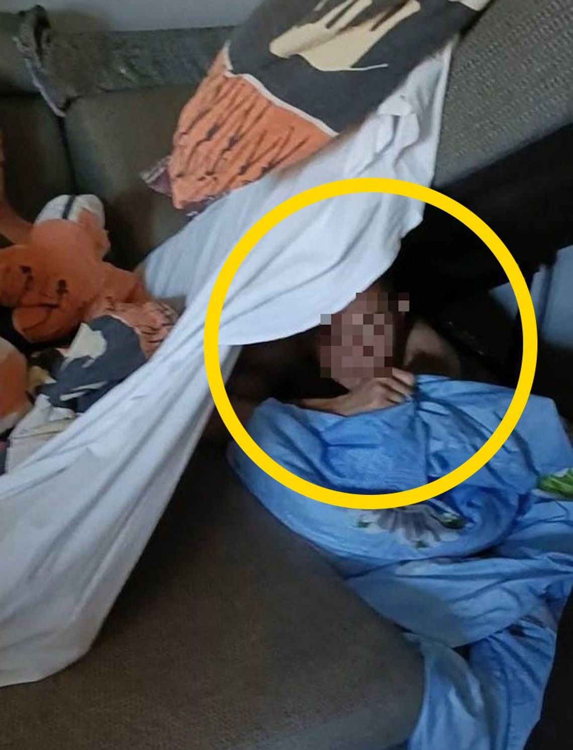 Poszukiwany próbował ukryć się przed policjantami pod łóżkiem, nakryty stosem pościeli