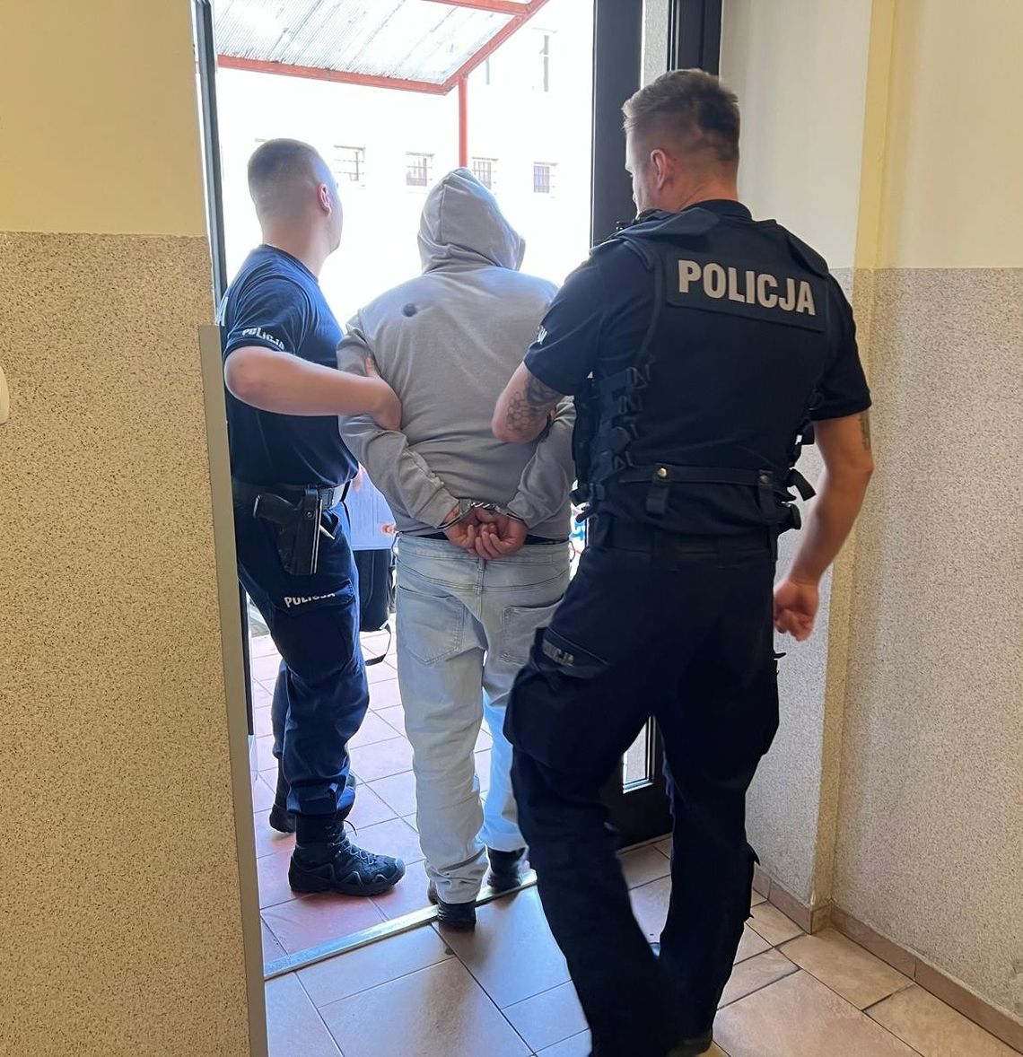 Poszukiwany przestępca wpadł po 13 latach ukrywania się. Policjanci nie dali mu się oszukać