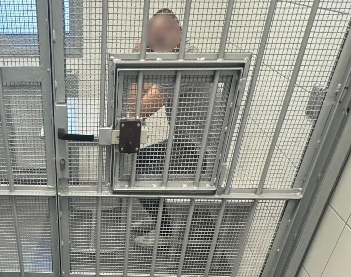 Poszukiwany przyszedł na komendę zgłosić, że został oszukany. Od razu trafił za kratki