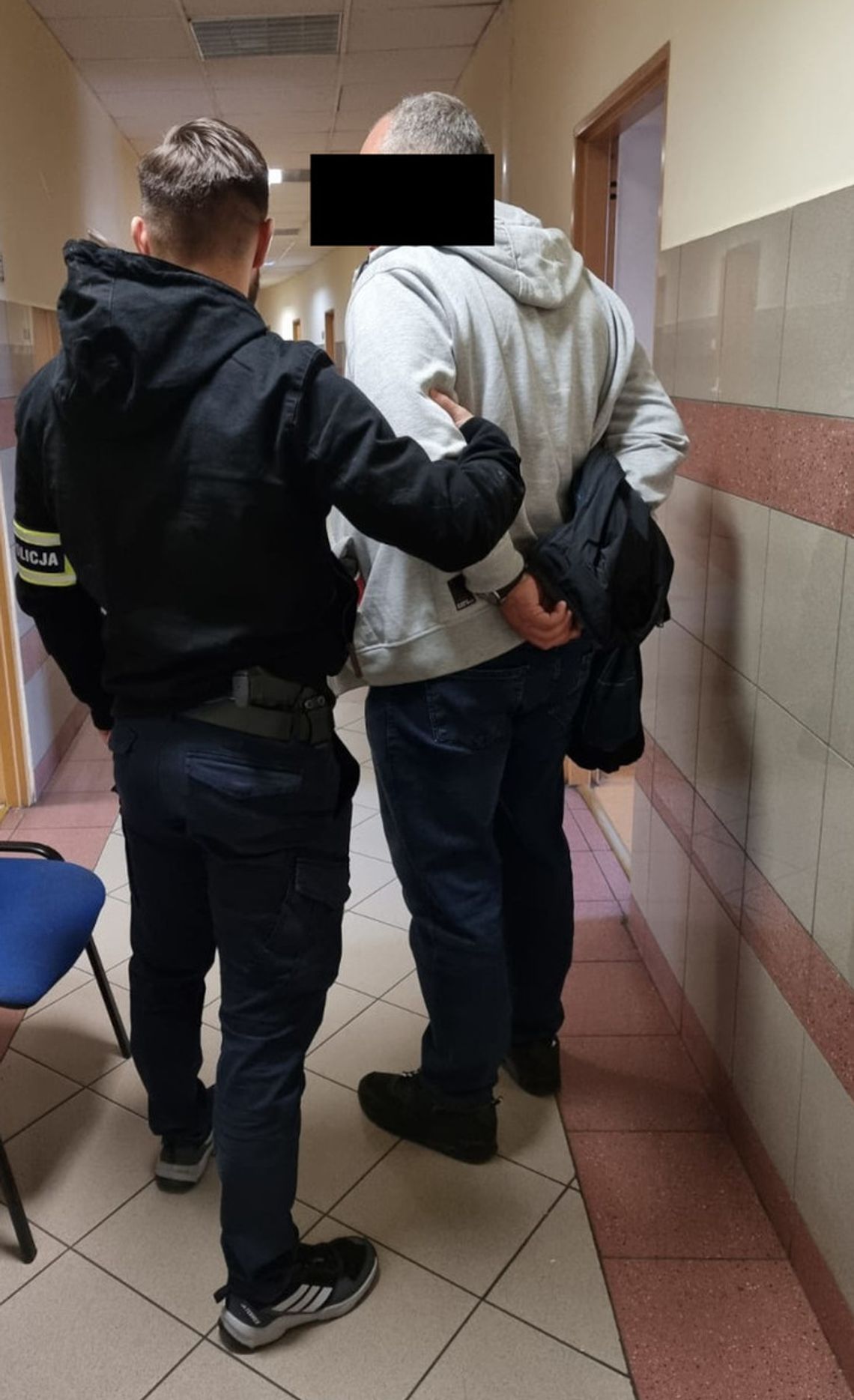 Poszukiwany skrył się na strychu domu. Matka jego partnerki od razu wydała go policjantom