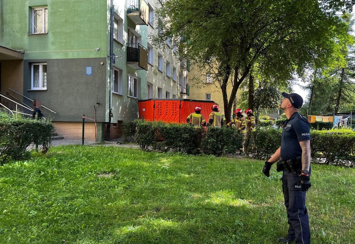 Poszukiwany uciekał przez balkon, potem groził, że skoczy. Negocjacje trwały sześć godzin