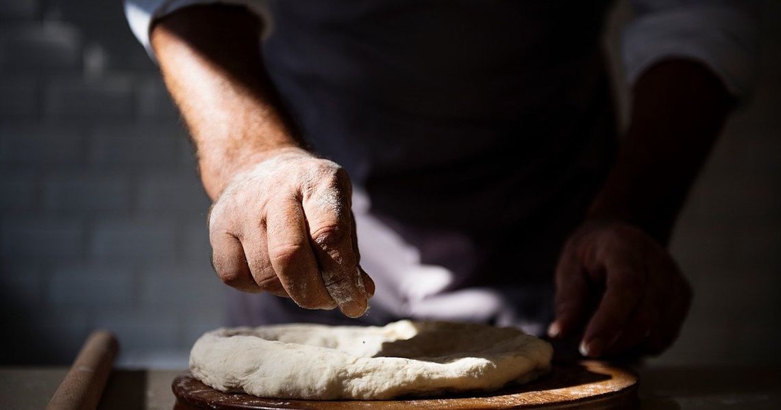 Poszukiwany uciekł na drugi koniec Polski i zatrudnił się jako kucharz. Zatrzymali go w czasie pracy Poszukiwany uciekł na drugi koniec Polski i zatrudnił się jako kucharz. Zatrzymali go w czasie pracy