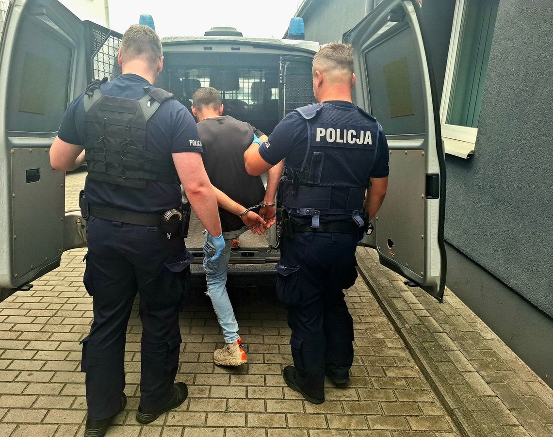 Poszukiwany Ukrainiec wezwał policję na interwencję domową. Z mieszkania wyjechał w kajdankach