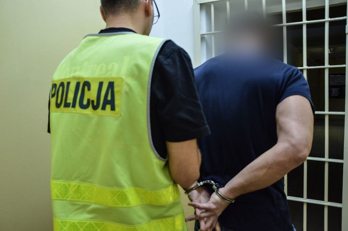 Poszukiwany wpadł, bo przesadził z używkami. Zatrzymali go, gdy spał w aucie przed sklepem
