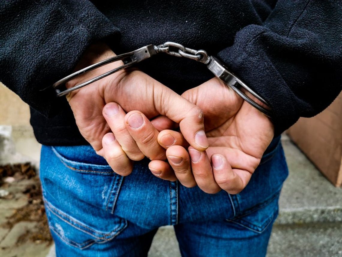 Poszukiwany wpadł na ulicy, akurat wracał z kradzieży. Chwalił się, że jest "super złodziejem"