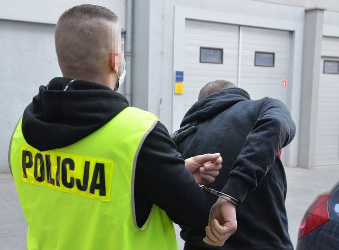 Poszukiwany wpadł po tym, jak znokautował się uderzając w drzwi autobusu miejskiego